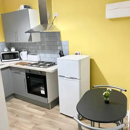 *stunning 1 Bedroom Close To Centre* *
