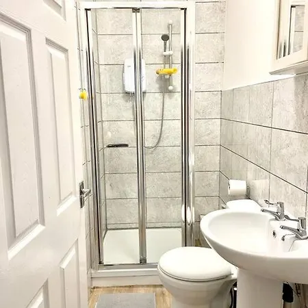 *stunning 1 Bedroom Close To Centre*